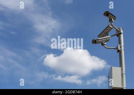 Telecamere tvcc di sicurezza di gruppo davanti al cielo blu. Foto Stock