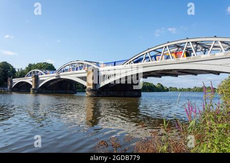 Treno che attraversa Barnes Railway Bridge, Barnes, London Borough of Richmond Upon Thames, Greater London, England, United Kingdom Foto Stock