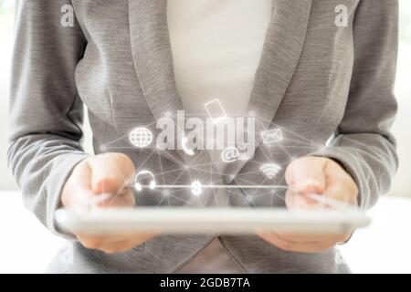 Donna che tiene a mano smartphone con tecnologia digitale rete globale icone Foto Stock