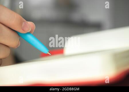 Donna mano e penna con taccuino primo piano, giovane artista scrittura, concept foto di hobby o di lavoro di design Foto Stock