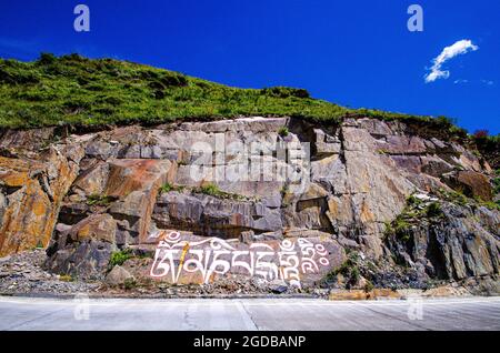 Mani Stone con il mantra buddista di avalokitesvara (Guanyin), l'Om mani Padme Hum Foto Stock