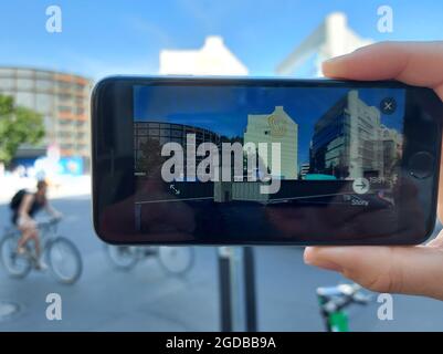 Berlino, Germania. 12 agosto 2021. Il Checkpoint Charlie a Berlino in un'app mobile, Germania, 12 agosto 2021. Le applicazioni mobili per la realtà aumentata possono aiutare a trovare i luoghi in cui si trovava il muro di Berlino. Credit: Ales Zapotocky/CTK Photo/Alamy Live News Foto Stock