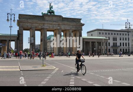 Berlino, Germania. 12 agosto 2021. La porta di Brandeburgo a Berlino, Germania, 12 agosto 2021. Credit: Ales Zapotocky/CTK Photo/Alamy Live News Foto Stock