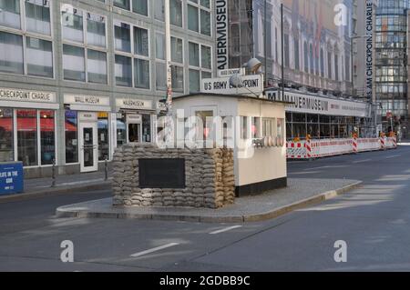 Berlino, Germania. 12 agosto 2021. Il Checkpoint Charlie a Berlino, Germania, 12 agosto 2021. Credit: Ales Zapotocky/CTK Photo/Alamy Live News Foto Stock