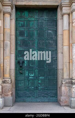 Doorknocker sotto forma di un toro sulla porta della cattedrale di bronzo della Cattedrale di nostra Signora Maria Vor Frue Maria Domkirke Ribe Jutland Danimarca Foto Stock