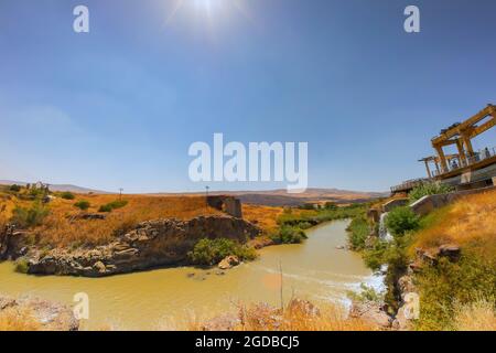 Vista panoramica di montagne, colline, prati e campi vicino alla cascata di Skogafoss nella stagione invernale in Islanda Foto Stock