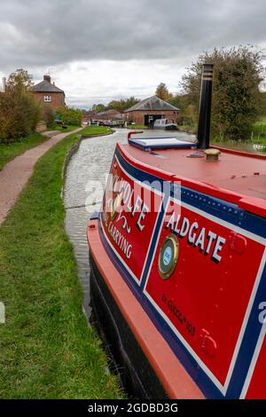 grand union canal, barche sul canale braunston, narghboats sul canale grand union, narghboats a braunston northamptonshire, barche sul canale ormeggiate su un alzaia. Foto Stock