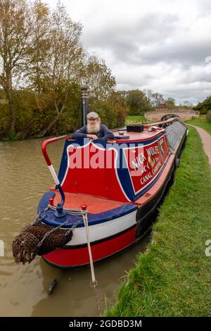 grand union canal, barche sul canale braunston, narghboats sul canale grand union, narghboats a braunston northamptonshire, barche sul canale ormeggiate su un alzaia. Foto Stock