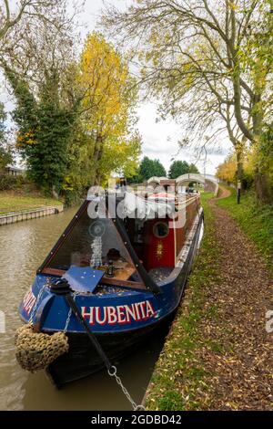 grand union canal, barche sul canale braunston, narghboats sul canale grand union, narghboats a braunston northamptonshire, barche sul canale ormeggiate su un alzaia. Foto Stock