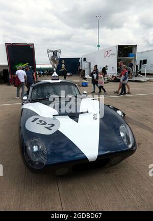 La Shelby Daytona Cobra guidata da Julian Thomas e Calum Lockie, con i vincitori del trofeo Internazionale per le vetture Classic Pre-66 GT Foto Stock