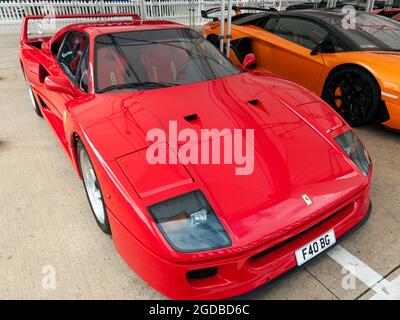 Vista frontale di tre quarti di una Ferrari F40 rossa, in mostra nella Supercar Legends Display, al Silverstone Classic 2021 Foto Stock