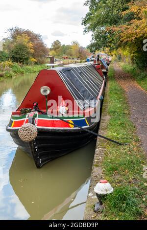 grand union canal, barche sul canale braunston, narghboats sul canale grand union, narghboats a braunston northamptonshire, barche sul canale ormeggiate su un alzaia. Foto Stock