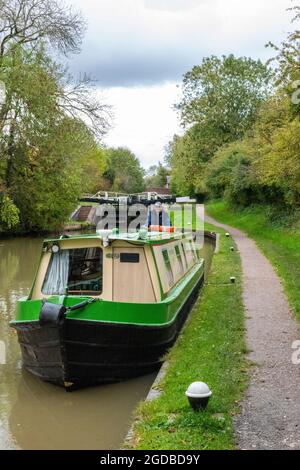 grand union canal, barche sul canale braunston, narghboats sul canale grand union, narghboats a braunston northamptonshire, barche sul canale ormeggiate su un alzaia. Foto Stock