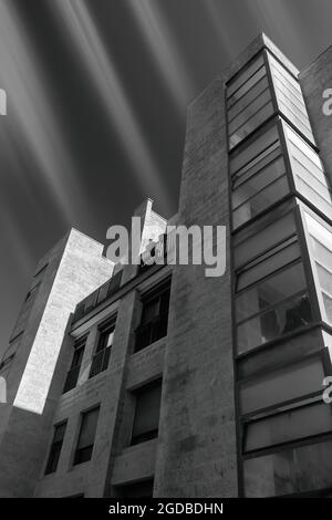 Bella arte in bianco e nero prospettiva verso l'alto con quattro grattacieli di New York Foto Stock