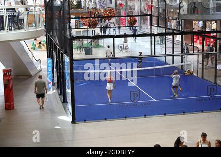 Alcuni giocano a paddle tennis su un campo da paddle tennis nel centro commerciale Nordstan, Gothenburg. Foto Stock