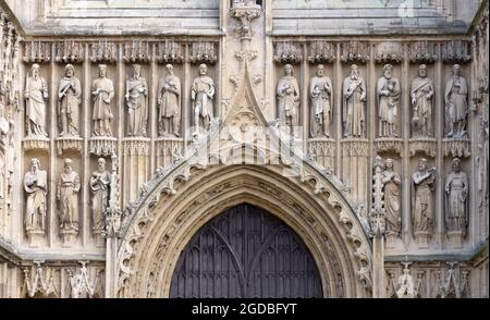 Beverley Minster, Yorkshire UK, la chiesa parrocchiale gotica del 11 ° secolo a Beverley, visto dall'esterno porte occidentali con sculture del 18 ° secolo, Foto Stock