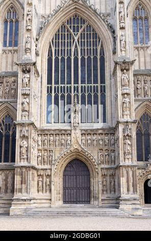 Beverley Minster, Yorkshire UK, la chiesa parrocchiale gotica del 11 ° secolo a Beverley, visto dall'esterno porte occidentali con sculture del 18 ° secolo, Foto Stock