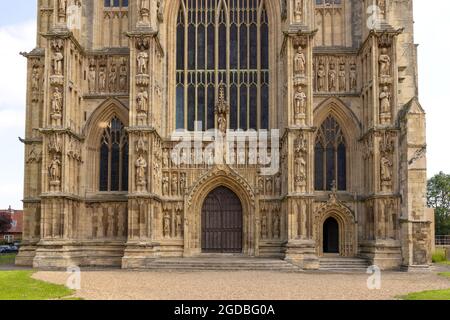 Beverley Minster, Yorkshire UK, la chiesa parrocchiale gotica del 11 ° secolo a Beverley, visto dall'esterno porte occidentali con sculture del 18 ° secolo, Foto Stock