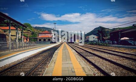 Treno sulla Ferrovia nella Valle di Douro, Portogallo Foto Stock