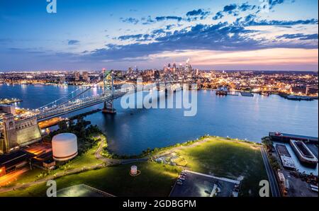 Panorama aereo con il ben Franklin Bridge e lo skyline di Philadelphia Foto Stock