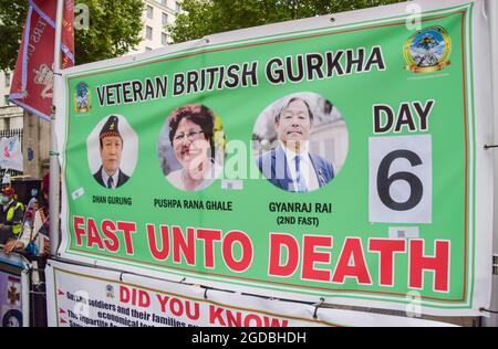 Londra, Regno Unito. 12 agosto 2021. Un banner informativo visto durante lo sciopero della fame dei veterani di Gurkha. I veterani dell'esercito di Gurkha stanno organizzando uno sciopero della fame fuori da Downing Street per protestare contro 'la discriminazione, lo sfruttamento e l'ingiustizia storica', così come le pensioni ineguali date ai soldati di Gurkha rispetto ai loro omologhi britannici. (Foto di Vuk Valcic/SOPA Images/Sipa USA) Credit: Sipa USA/Alamy Live News Foto Stock