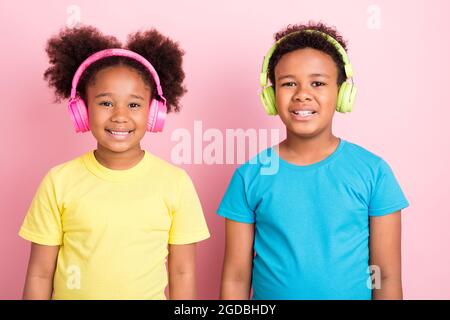 Ritratto di due simpatici amici amici amicizia ascolto colpo pop singolo isolato su sfondo rosa Foto Stock