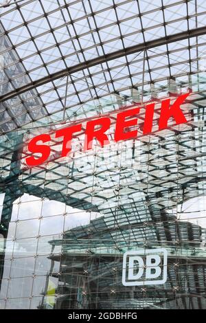 Testo tedesco Streik (che significa sciopero) sulla facciata in vetro della stazione ferroviaria principale (DB) di berlino Foto Stock