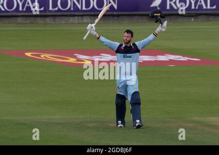 Chester le Street, Regno Unito. 12 agosto 2021. Graham Clark, giocando per il Durham Cricket, celebra il suo secolo contro l'Hampshire nella loro partita della Royal London One-Day Cup al Riverside Ground, Chester le Street. Credit: Colin Edwards/Alamy Live News Foto Stock