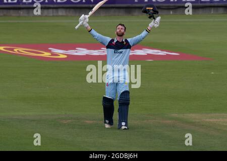 Chester le Street, Regno Unito. 12 agosto 2021. Graham Clark, giocando per il Durham Cricket, celebra il suo secolo contro l'Hampshire nella loro partita della Royal London One-Day Cup al Riverside Ground, Chester le Street. Credit: Colin Edwards/Alamy Live News Foto Stock