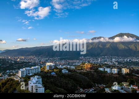 Vista sulla città di Caracas, Venezuela e la montagna del parco nazionale di El Avila. Foto Stock