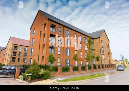 New homes at Ebbsleet Valley è una nuova città e area di riqualificazione in Kent, Inghilterra sudorientale, e parte del Thames Gateway, a sud-ovest di Gravesend. Lo sviluppo è coordinato dalla Ebbsfleet Development Corporation. Foto Stock