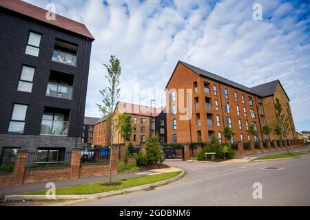 New homes at Ebbsleet Valley è una nuova città e area di riqualificazione in Kent, Inghilterra sudorientale, e parte del Thames Gateway, a sud-ovest di Gravesend. Lo sviluppo è coordinato dalla Ebbsfleet Development Corporation. Foto Stock