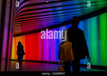 Un nuovo tunnel pedonale lungo 90 m con illuminazione a LED integrata aprirà a King’s Cross. Il tunnel è stato progettato da Allies & Morrison e collegherà le stazioni della metropolitana di St Pancras International e King’s Cross St Pancras agli spazi pubblici, ai ristoranti, agli uffici e alle case di King’s Cross, passando per Piazza Pancras. Foto Stock