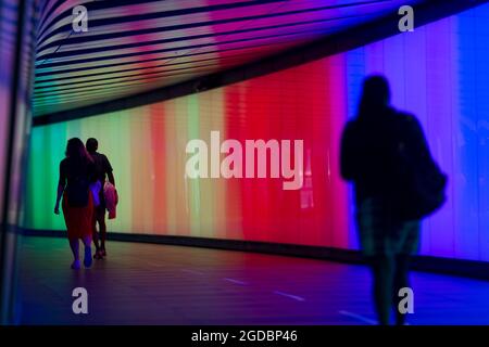 Un nuovo tunnel pedonale lungo 90 m con illuminazione a LED integrata aprirà a King’s Cross. Il tunnel è stato progettato da Allies & Morrison e collegherà le stazioni della metropolitana di St Pancras International e King’s Cross St Pancras agli spazi pubblici, ai ristoranti, agli uffici e alle case di King’s Cross, passando per Piazza Pancras. Foto Stock