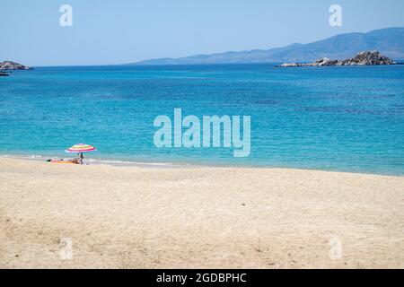 Isola di Naxos Grecia. Spiaggia appartata nel piccolo e affascinante villaggio di Mikri Vigla sulla costa sud-occidentale. Idilliaca scena estiva, sabbia bianca, mare blu. Foto Stock