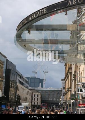 Gli acquirenti di Argyle Street si riflettono nel tetto in vetro che si trova all'ingresso dell'Argyll Arcade, il quartiere dei gioielli di Glasgow, in un passaggio coperto. Foto Stock