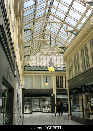 Il quartiere dei gioielli di Glasgow è concentrato nella Argyll Arcade, una passerella coperta che collega Buchanan St con Argyle Street; foto d'interni. Foto Stock