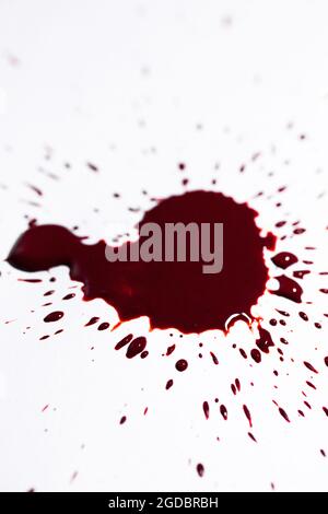 Macchie di sangue su sfondo bianco. Foto Stock