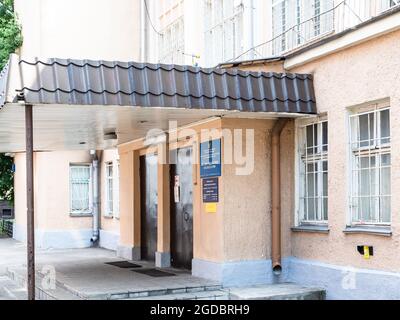 Mosca, Russia - 11 luglio 2021: Ingresso dell'Istituto di Pedagogia e Psicologia dell'Università Pedagogica di Stato di Mosca nella piccola corsia di Sukharevsky a Mo Foto Stock