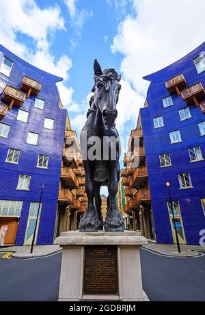 Jacob, il cerchio dray Horse situato al Circle, Queen Elizabeth Street, Shad Thames, Londra. La statua commemora i cavalli di consegna a Londra Foto Stock