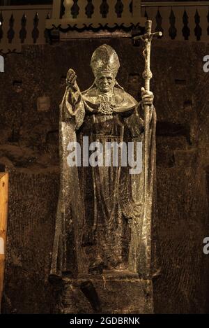 Cracovia, Polonia - 29 agosto 2018: Statua di sale del Papa Giovanni Paolo II nella Cappella di San Kinga nella miniera di sale di Wieliczka, Cracovia, Polonia Foto Stock
