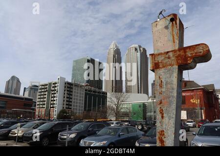 Charlotte NC Uptown Skyline con arrugginito Accedi primo piano Foto Stock