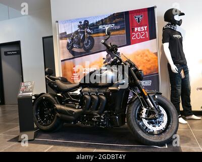 Lind ha costruito uno showroom impressionante a Trade City su Thomas Sawyer Way a Watford, che è sede di tutto ciò che Triumph; Con un'ampia gamma di motociclette Triumph nuove e usate, con un impressionante reparto ricambi e accessori con centinaia di opzioni tra cui scegliere e un'officina all'avanguardia costruita con le più recenti tecnologie e dotata di macchinari omologati Triumph. In più, c'è un ampio parcheggio e spazio all'aperto per eventi all'aperto e serate in bicicletta. I clienti esistenti di Herts Triumph in Hemel Hempstead riconosceranno alcuni volti familiari quando si visita ... Foto Stock