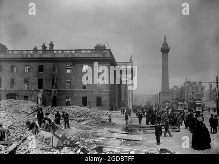 DUBLINO, IRLANDA - circa 1916 maggio - il guscio del G.P.O. su Sackville Street (più tardi o'Connell Street) a Dublino, Irlanda, dopo il 191 Foto Stock