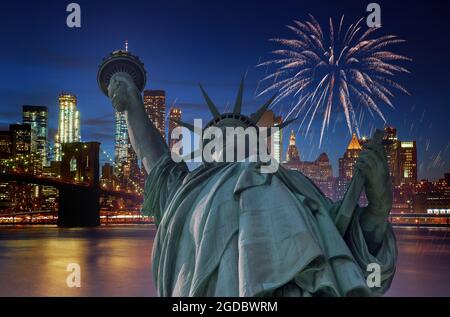 Orizzonte Di New York Manhattan Alla Notte, Fuochi D'artificio Nei  Precedenti, Celebrazione Americana Degli Stati Uniti E Partito Fotografia  Editoriale - Immagine di celebri, naturalizzato: 92445476