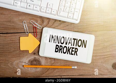 Scrittura con visualizzazione del testo Innovation Broker. Concetto che significa aiutare a mobilitare le innovazioni e identificare le opportunità visualizzazione di diversi adesivi a colori Foto Stock