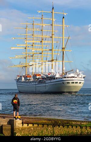 Poole, Dorset, Regno Unito. 12 agosto 2021. La nave da crociera di lusso Golden Horizon, la più grande imbarcazione a vela quadrata del mondo, nave da crociera a cinque alberi con scafo in ferro, parte da Poole Harbour, alla luce della sera. Credit: Carolyn Jenkins/Alamy Live News Foto Stock