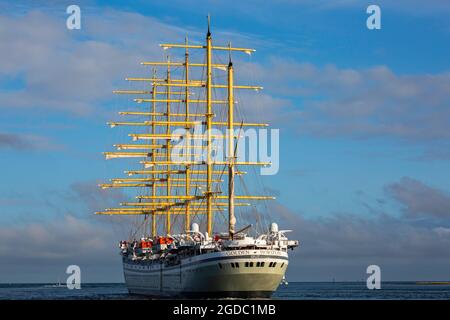 Poole, Dorset, Regno Unito. 12 agosto 2021. La nave da crociera di lusso Golden Horizon, la più grande imbarcazione a vela quadrata del mondo, nave da crociera a cinque alberi con scafo in ferro, parte da Poole Harbour, alla luce della sera. Credit: Carolyn Jenkins/Alamy Live News Foto Stock