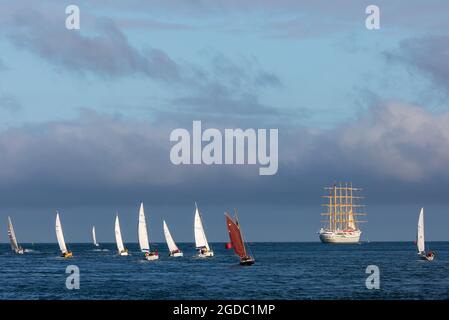 Poole, Dorset, Regno Unito. 12 agosto 2021. La nave da crociera di lusso Golden Horizon, la più grande imbarcazione a vela quadrata del mondo, nave da crociera a cinque alberi con scafo in ferro, parte da Poole Harbour, alla luce della sera. Credit: Carolyn Jenkins/Alamy Live News Foto Stock