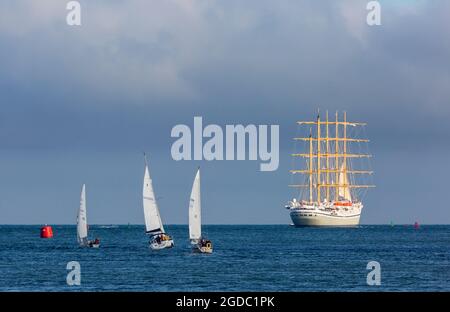 Poole, Dorset, Regno Unito. 12 agosto 2021. La nave da crociera di lusso Golden Horizon, la più grande imbarcazione a vela quadrata del mondo, nave da crociera a cinque alberi con scafo in ferro, parte da Poole Harbour, alla luce della sera. Credit: Carolyn Jenkins/Alamy Live News Foto Stock